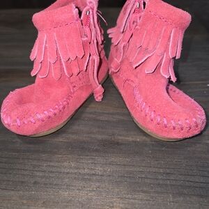 Minnetonka Baby Moccasins Size 2 Infant Pink Suede Leather Booties